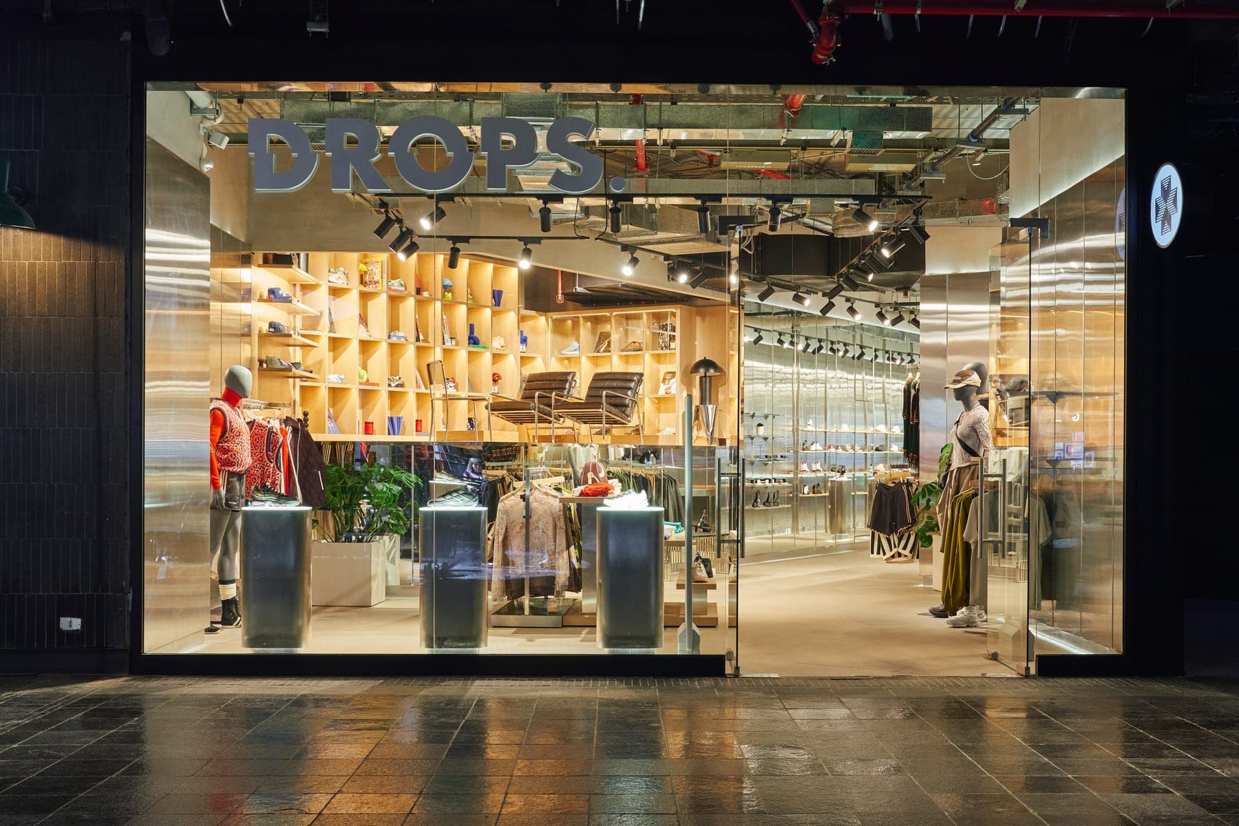 Fachada de la tienda Drops en el MUT, con zapatillas y vestuario de varias marcas