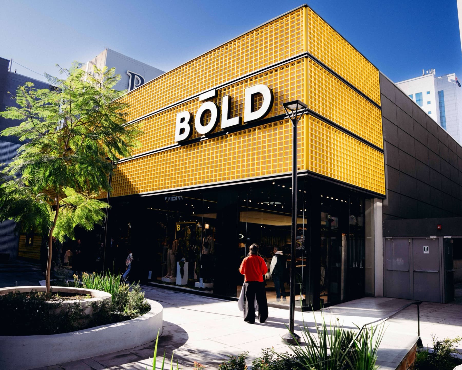 Fachada de celosía amarilla de una tienda Bold