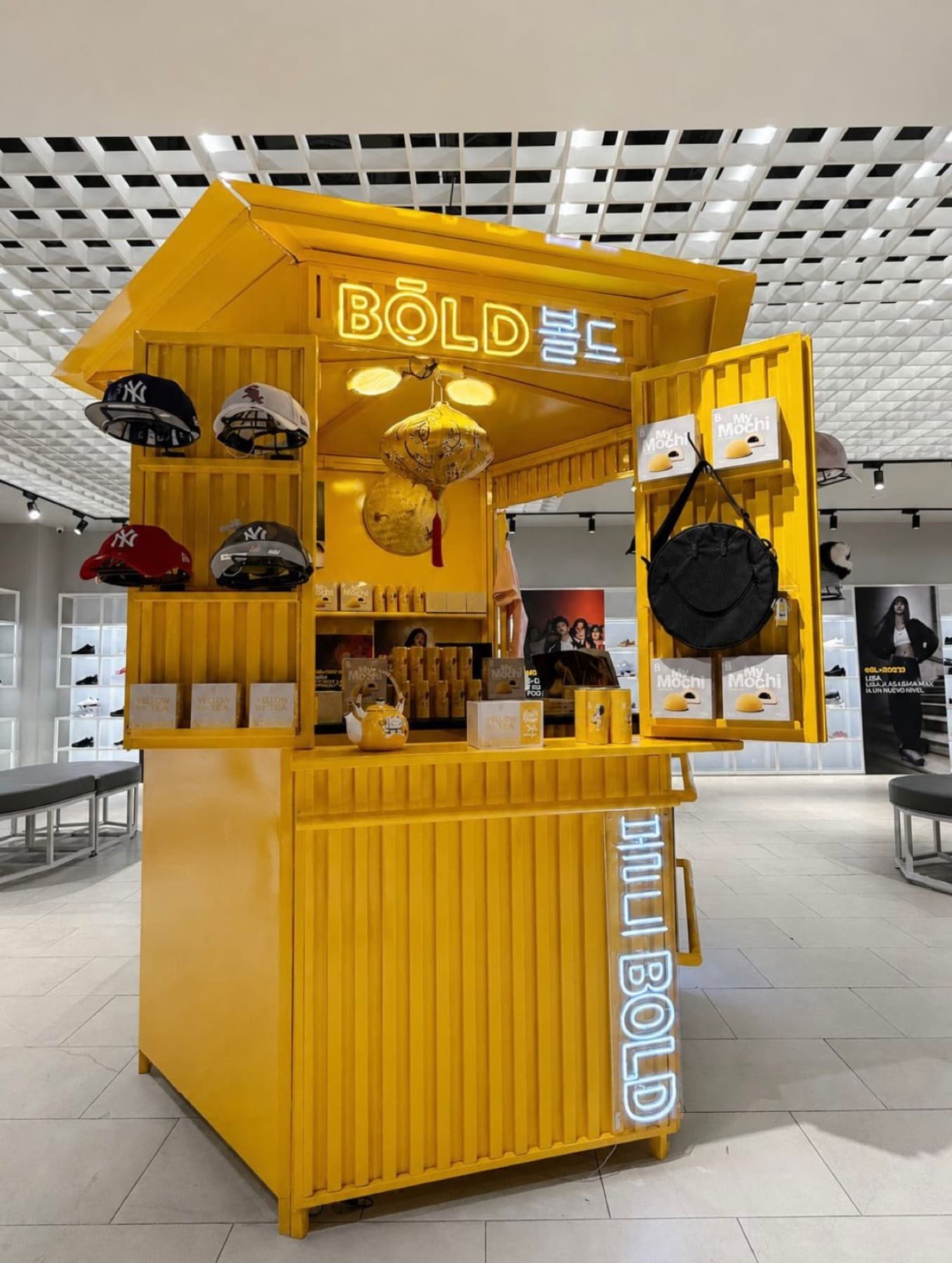 Kiosco amarillo de Bold con el nombre de la marca en hangul