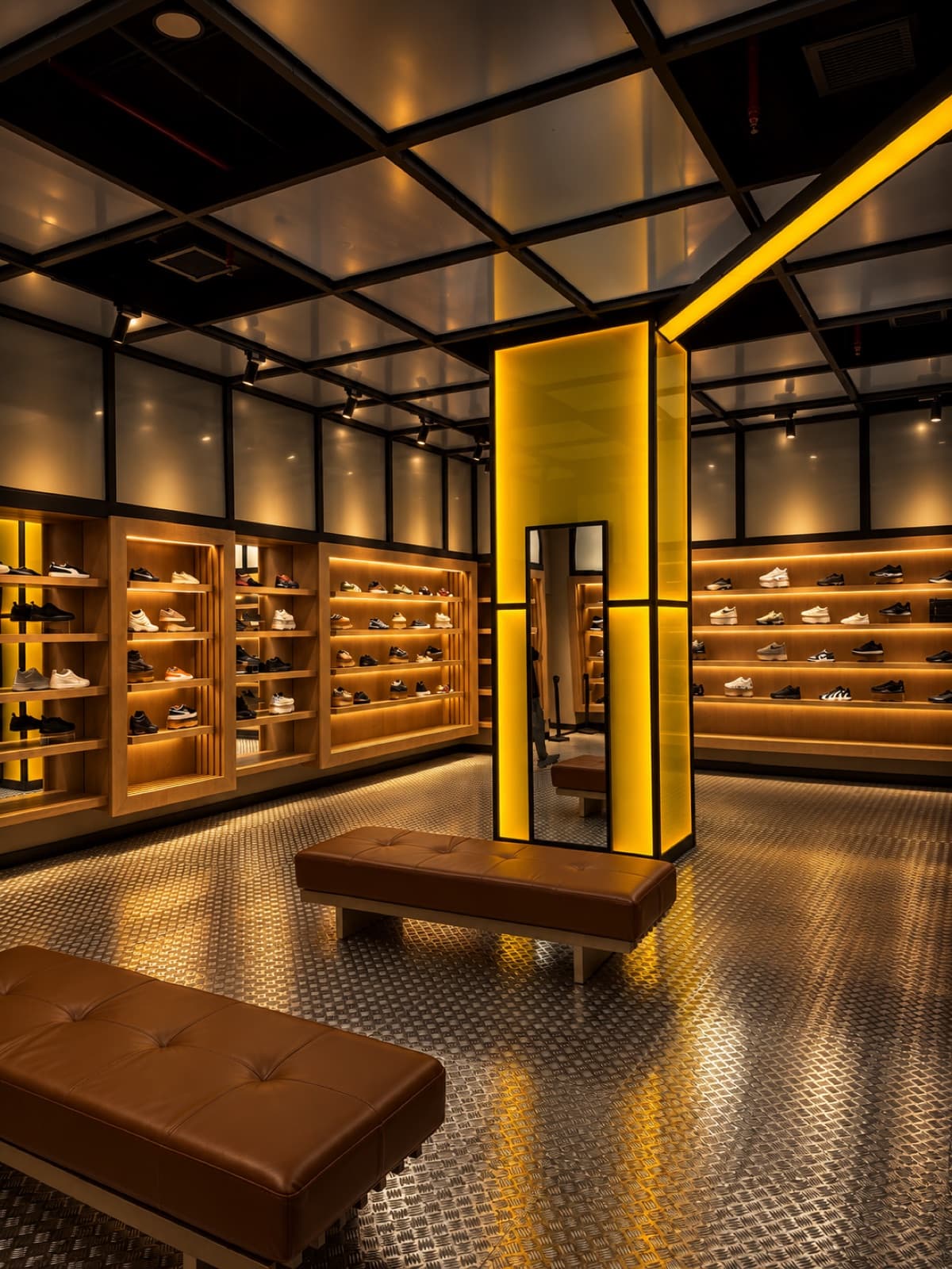 Salón de zapatillas con columna retroiluminada en Bold Parque Arauco