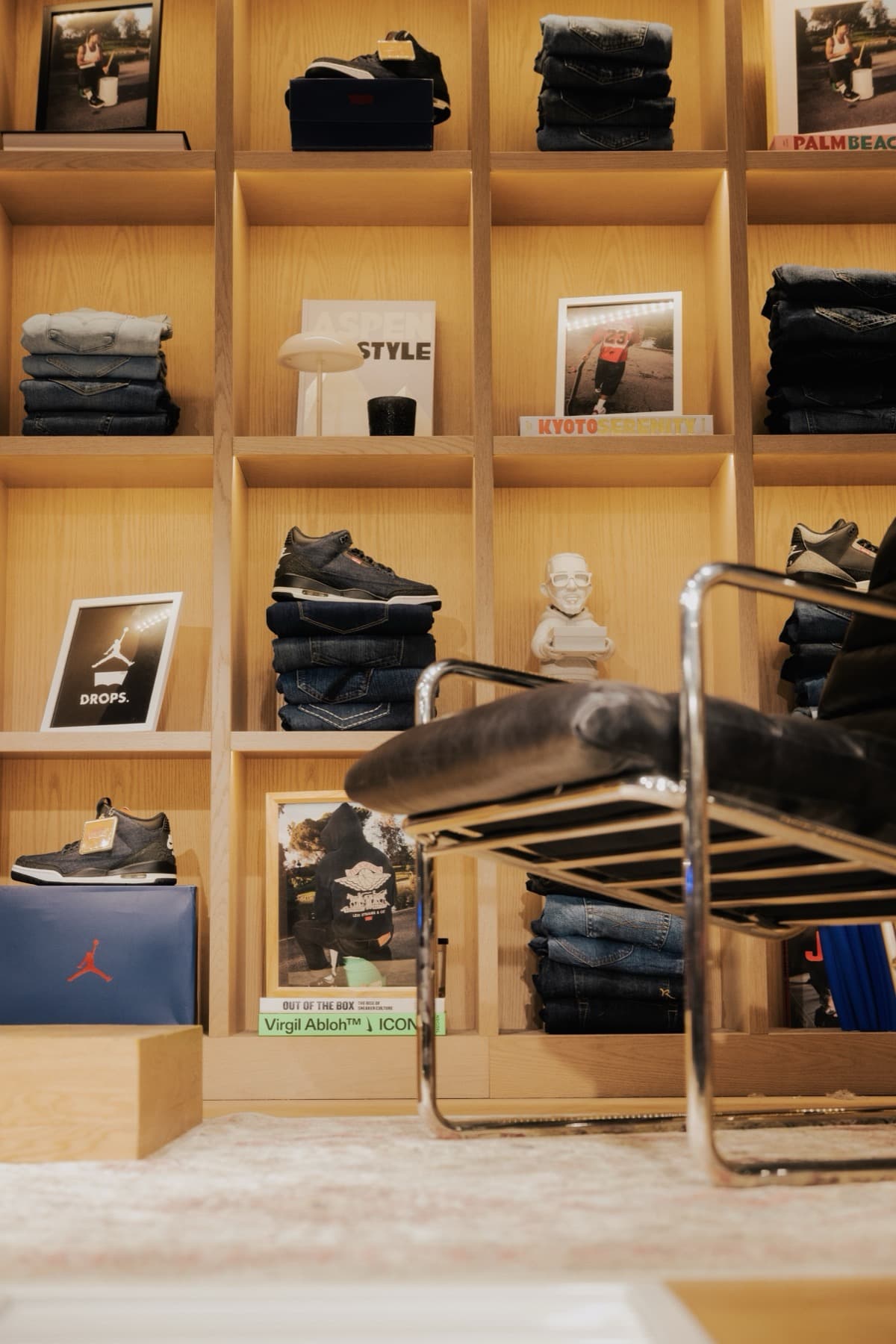 Muro de denim y sneakers Jordan en la tienda Drops